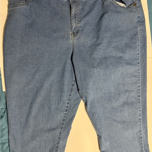 Denim 24/7 28W Tall Light Wash Stretch Denim Capri Jeans - Picture 2 of 5